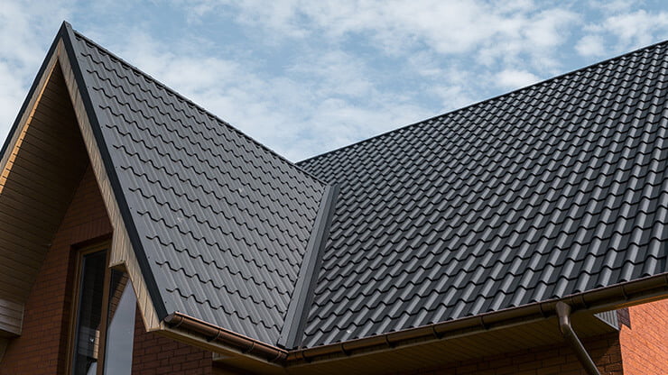Toiture moderne en tuiles métalliques sur une maison à double pente