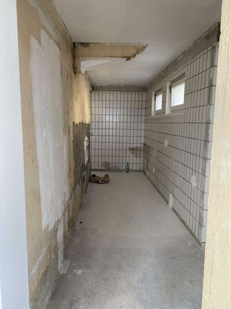 Travaux de rénovation d’une salle de bains à Évian avec murs en cours de traitement