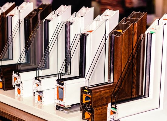 Différents modèles de vitrages de fenêtres en coupe : double vitrage, triple vitrage, finitions variées