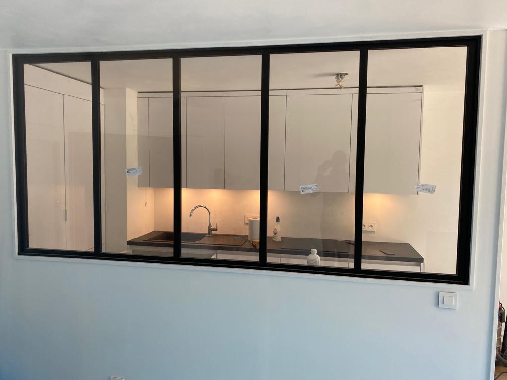 Cuisine rénovée avec verrière à Evian, style moderne et lumineux.