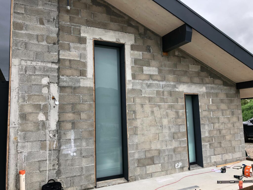 Avant habillage d'une façade à Bons-en-Chablais