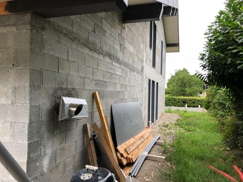 Avant habillage d'une façade à Bons-en-Chablais