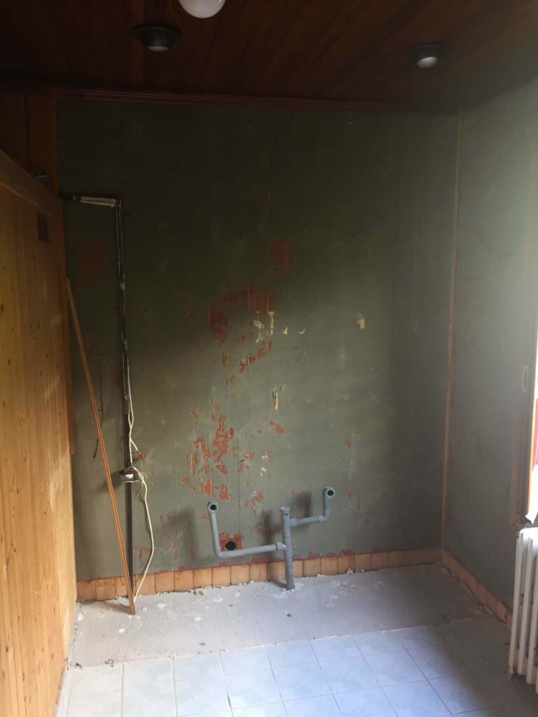 Salle de bain rénovée avec des détails modernes à Annemasse