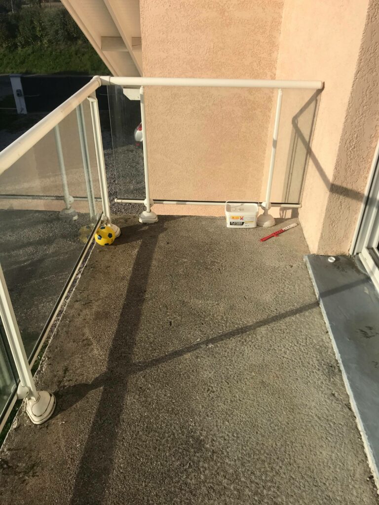 Balcon avant la rénovation à Bons-en-Chablais