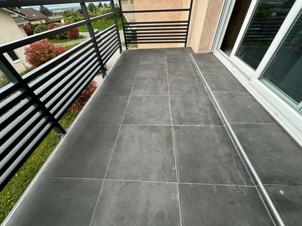 Balcon après la rénovation à Bons-en-Chablais