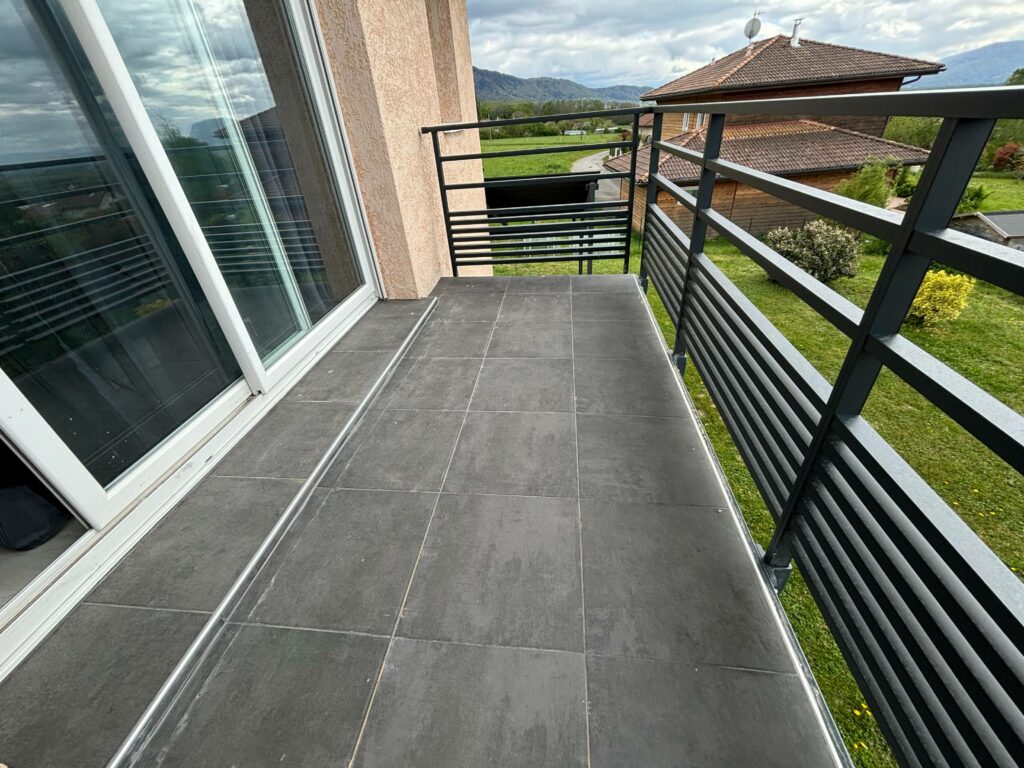Balcon après la rénovation à Bons-en-Chablais