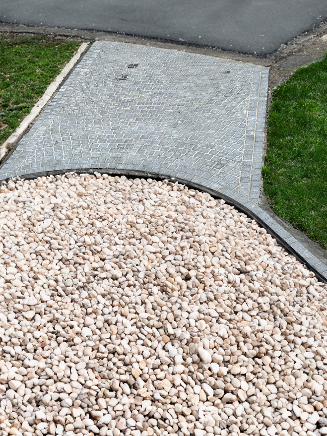 Place de parking en pavé de pierres naturelles à Bons-en-Chablais