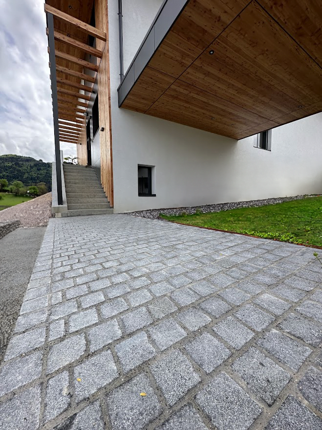 Entrée en pavé de pierres naturelles à Bons-en-Chablais