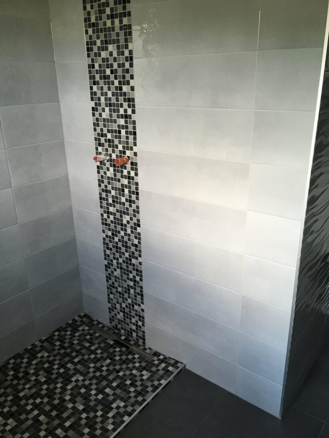 Détails du carrelage dans une salle de bain à Annemasse