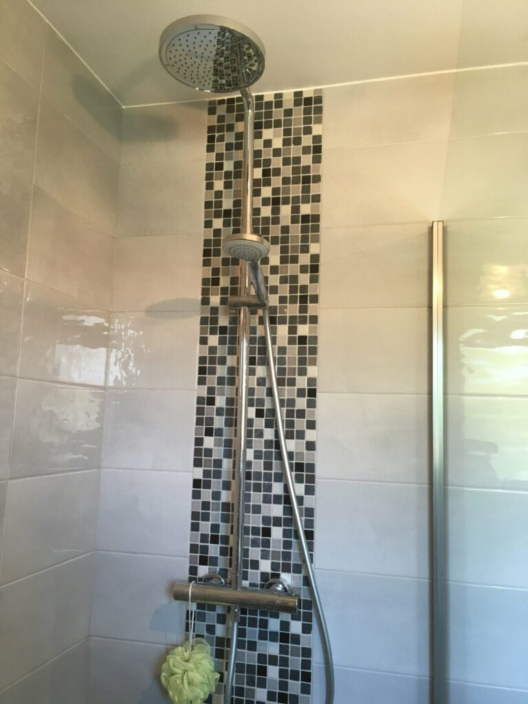 Salle de bain rénovée avec éclairage à Annemasse