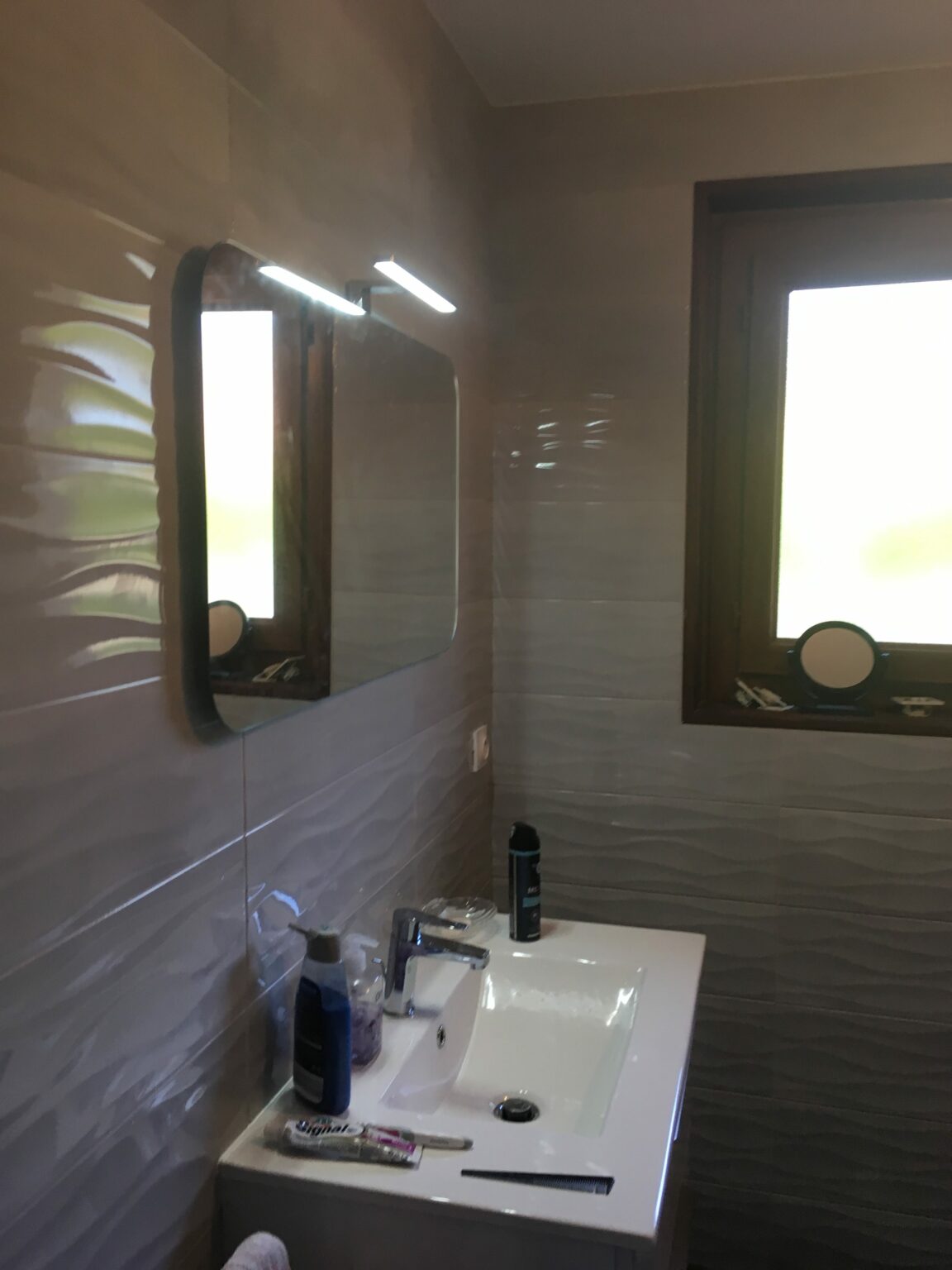 Salle de bain contemporaine à Annemasse