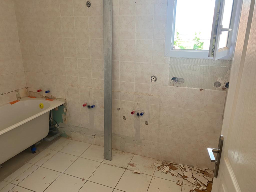 Salle de bains pendant la rénovation Douvaine
