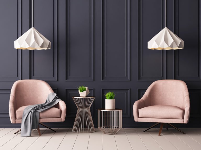 Salon tendance 2025 avec murs gris anthracite et fauteuils vieux rose à Bons-en-Chablais