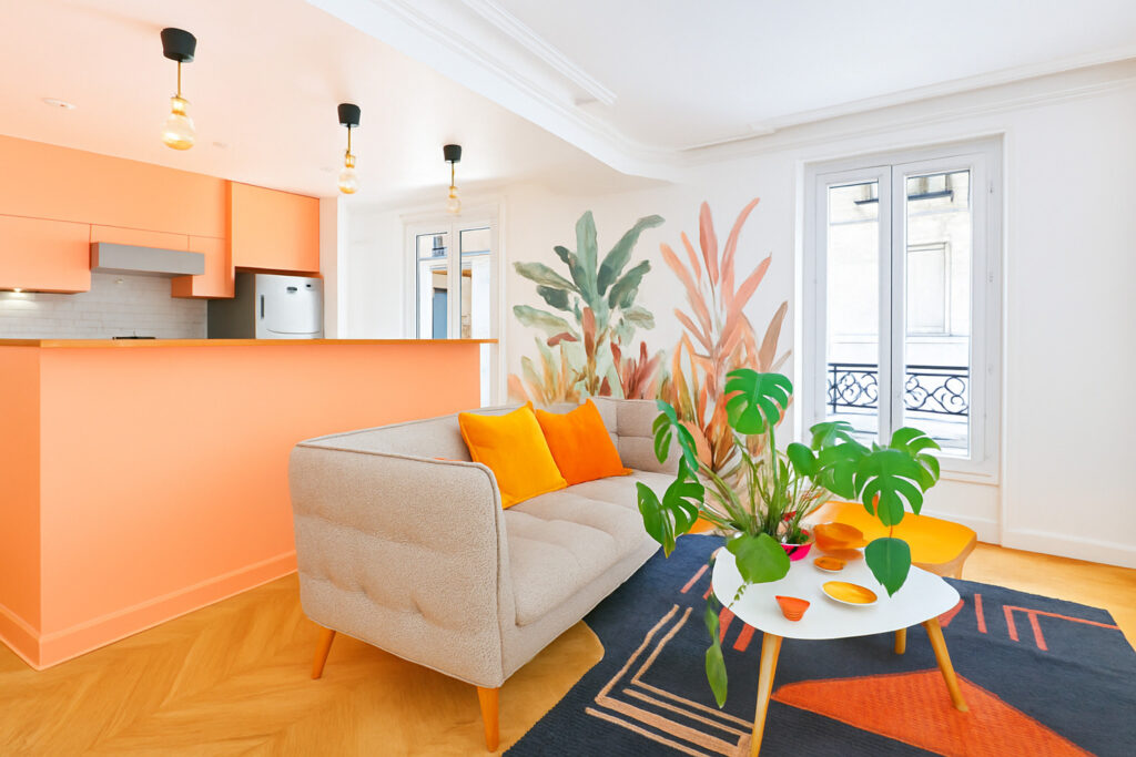 Salon moderne aux tons Peach Fuzz avec fresque murale végétale tendance rénovation maison 2025