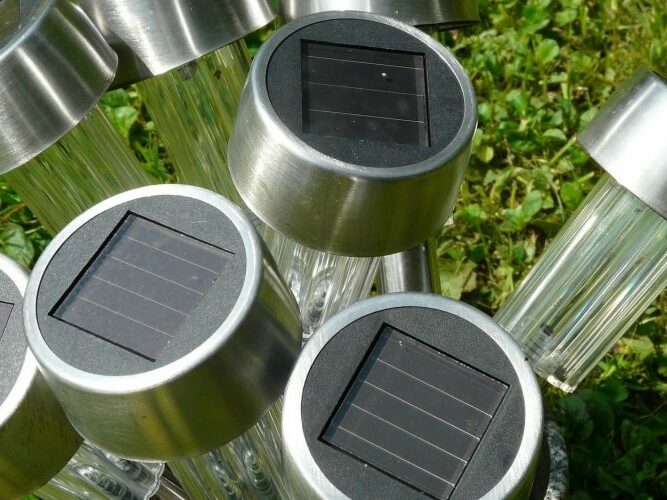 Lampes solaires de jardin inox pour éclairage extérieur moderne à Évian-les-Bains