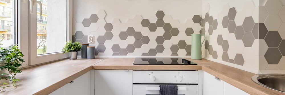 Crédence en carrelage mural hexagonal posée par un carreleur à Bons-en-Chablais dans une cuisine design.