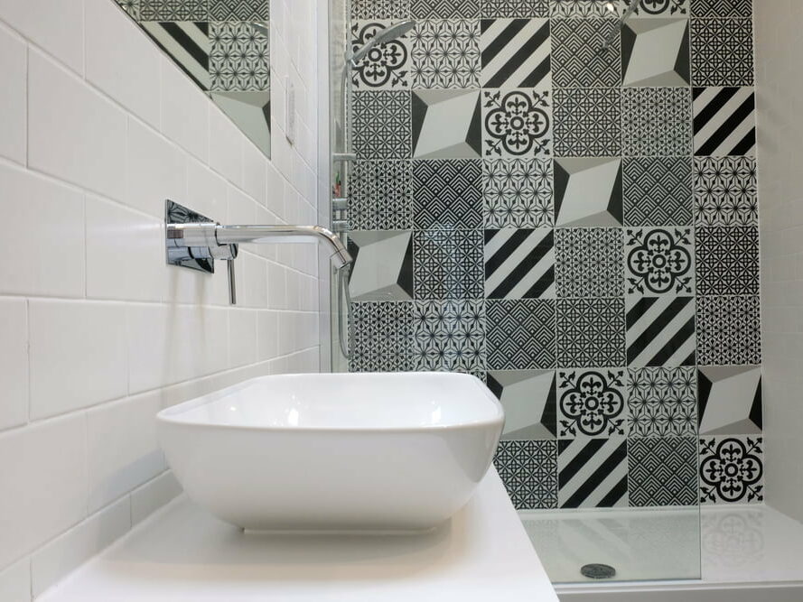 Mur en carrelage graphique noir et blanc posé par un carreleur à Bons-en-Chablais dans une salle de bain design.