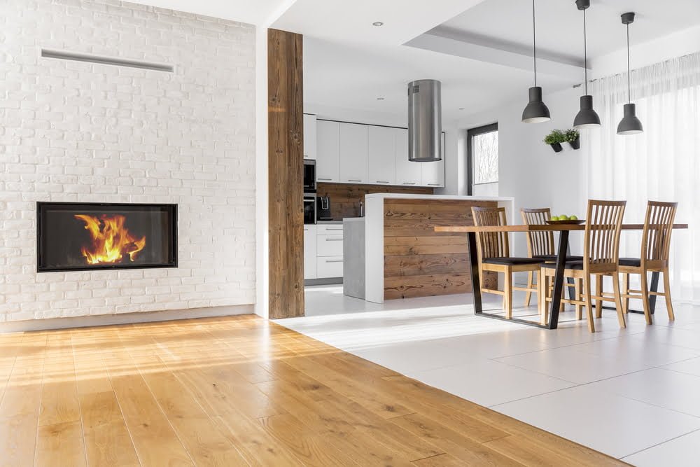 Mix carrelage et parquet dans une pièce à vivre, réalisé par un carreleur à Bons-en-Chablais.