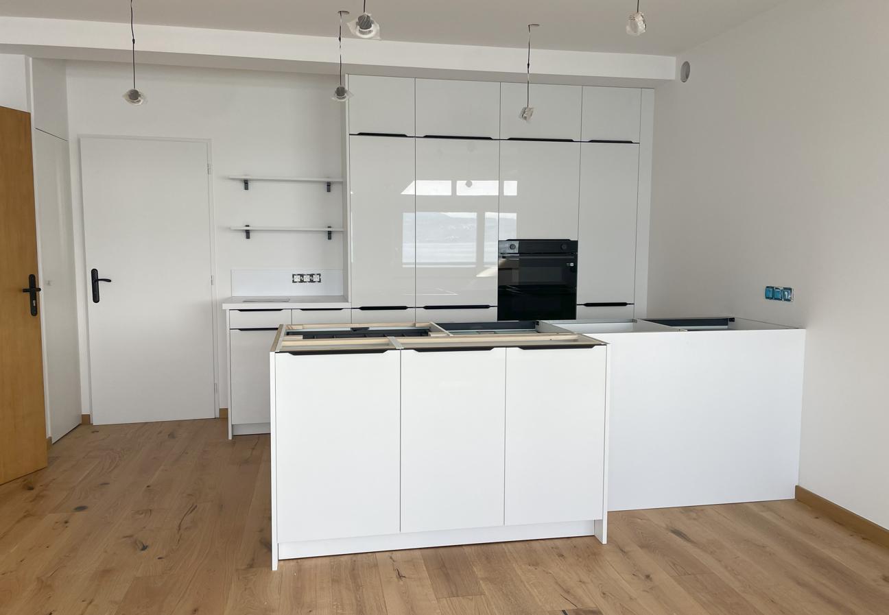 Cuisine rénovée à Evian, style blanc épuré et minimaliste.
