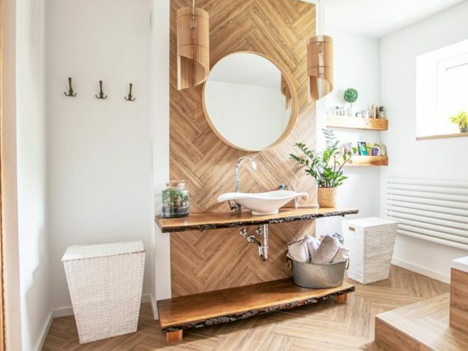 Salle de bains bois et beige tendance rénovation maison 2025