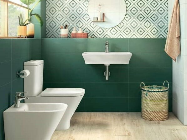 Sanitaires modernes avec carrelage vert tendance et équipements rénovés
