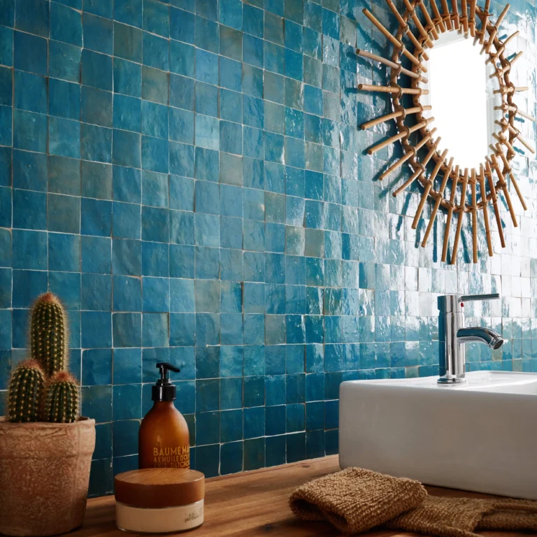 Salle de bain tendance avec carrelage bleu Zellige, illustration des tendances revêtement sol 2024.
