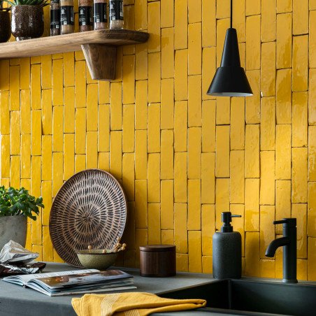 Cuisine moderne avec carrelage jaune, reflet des tendances revêtement sol 2024.