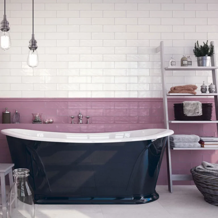 Salle de bain rétro chic avec carrelage lilas et blanc, exemple des tendances revêtement sol 2024.