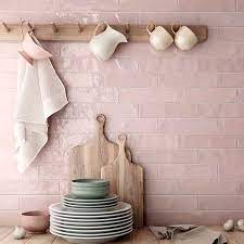 Cuisine douce et féminine avec carrelage rose, parfaite illustration des tendances revêtement sol 2024.