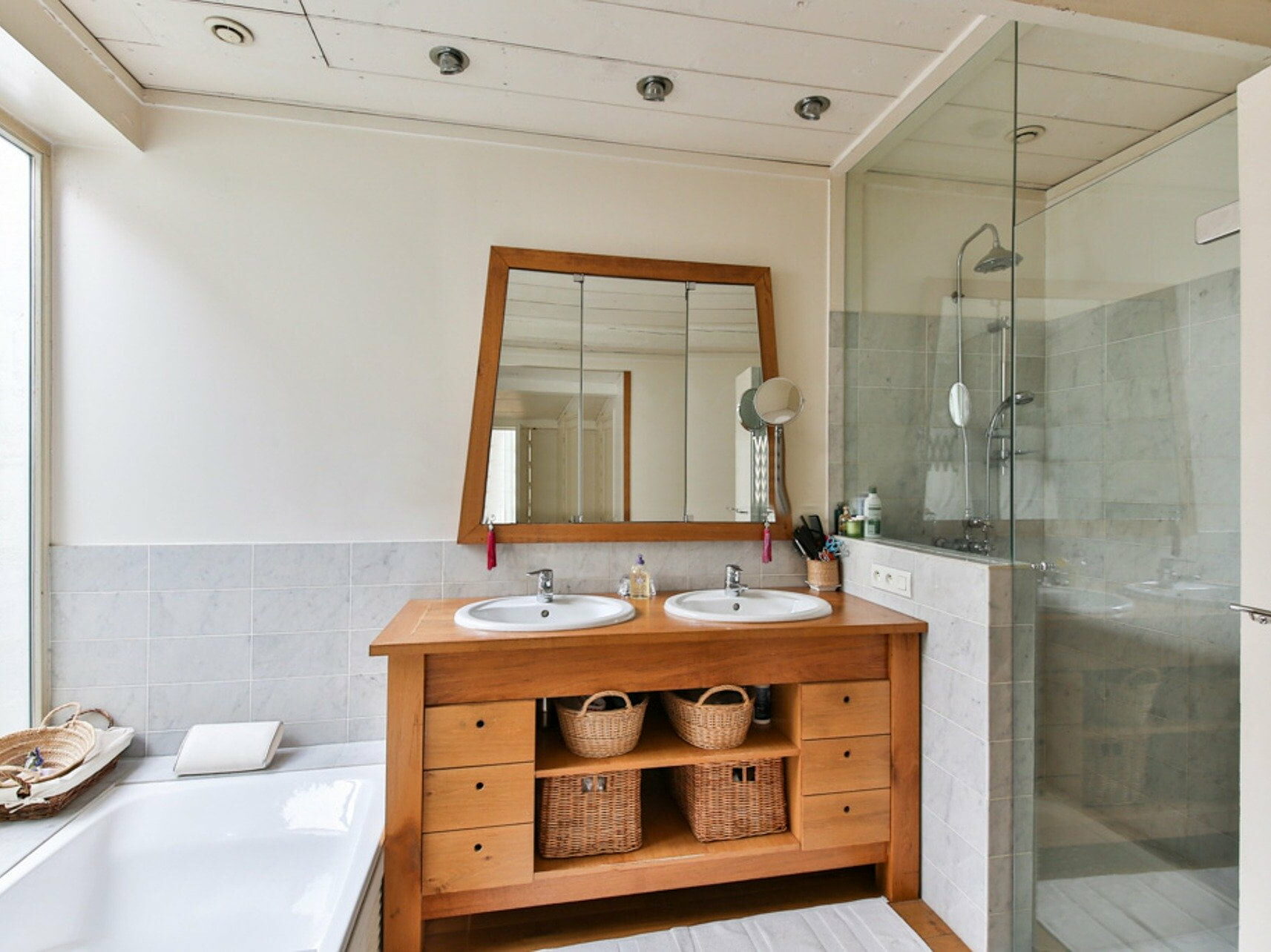 Salle de bain avec meuble en bois massif, double vasque et douche à l’italienne tendance rénovation salle de bain 2025 à Évian-les-Bains