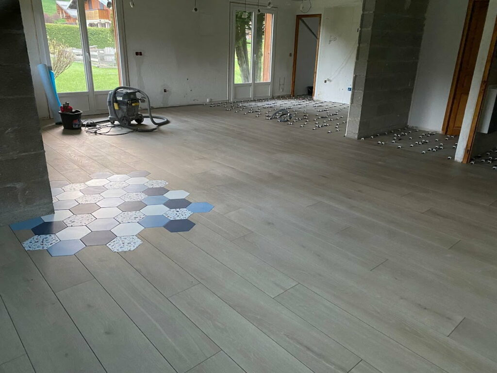Carrelage fraîchement posé dans une maison à Morzine