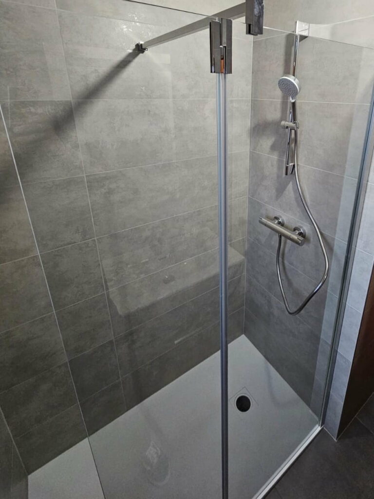 Salle de bains rénovée avec carrelage à Douvaine