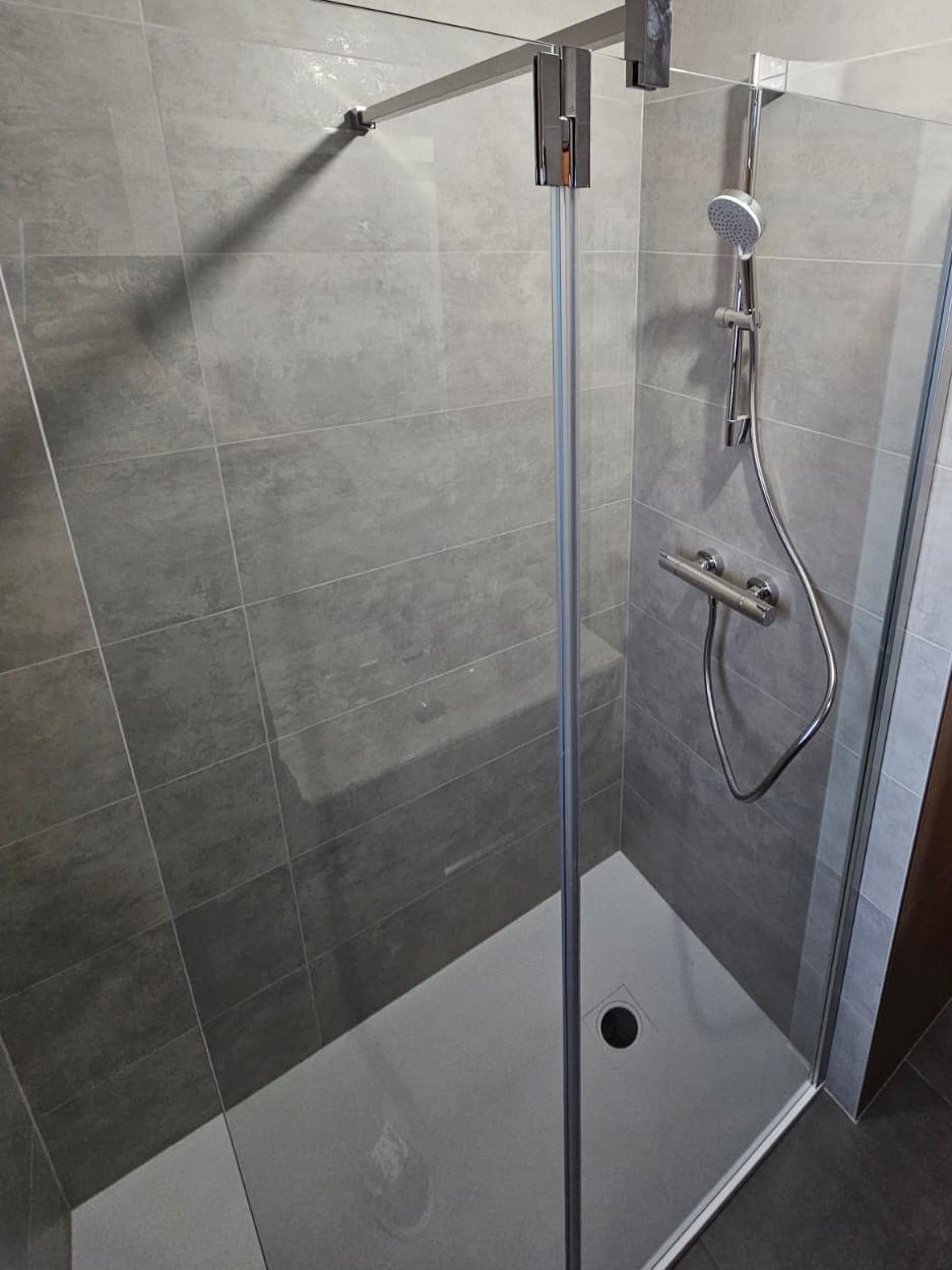 Salle de bains rénovée avec carrelage à Douvaine