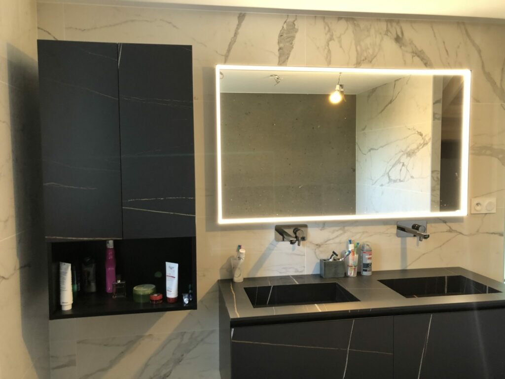 Meuble double vasque noir avec miroir LED et carrelage marbre