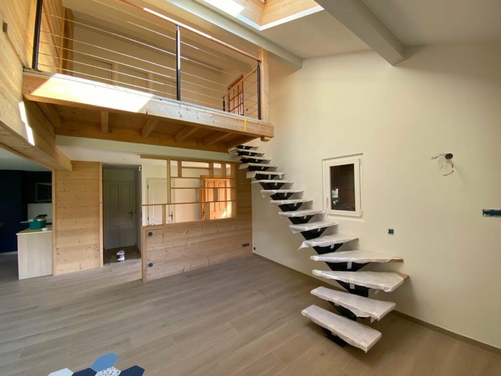 Pose d'un escalier à limon central dans une maison à Morzine