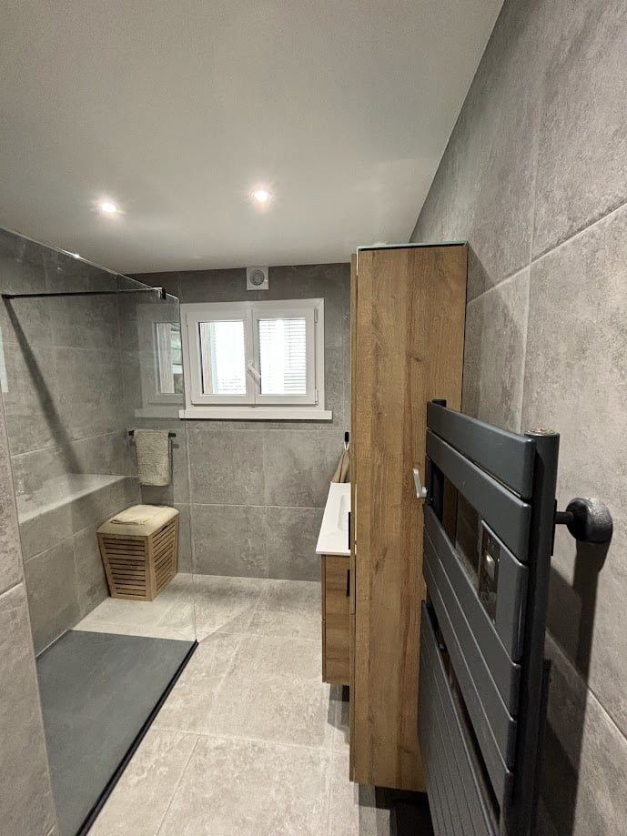 Salle de bain rénovée avec douche à l'italienne et finitions modernes à Bons-en-Chablais