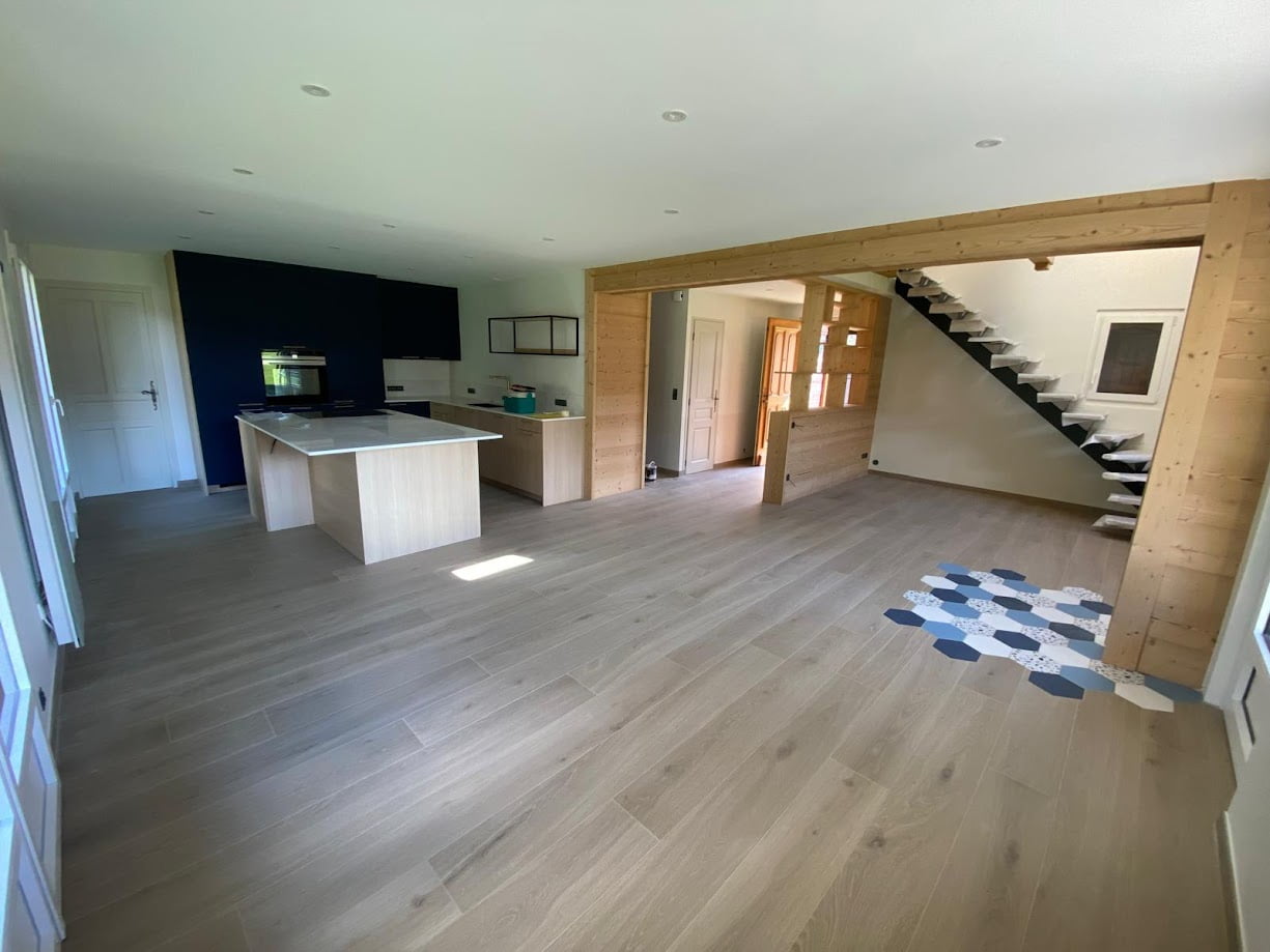 Salon rénové à Morzine, mettant en avant le nouveau design