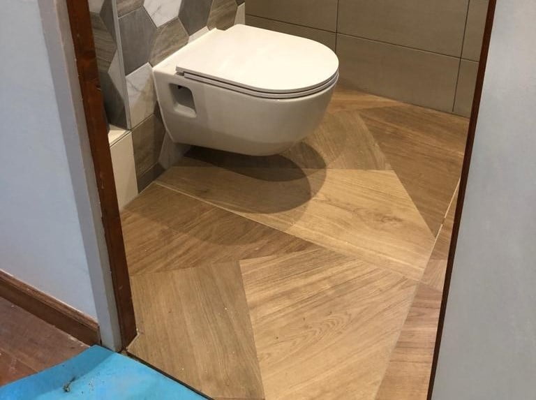 Nouveau sol en carrelage imitation bois dans une salle de bain moderne