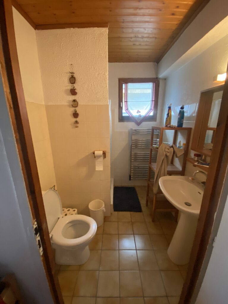 Vue depuis l’entrée de la salle de bain ancienne à Châtel avant les travaux