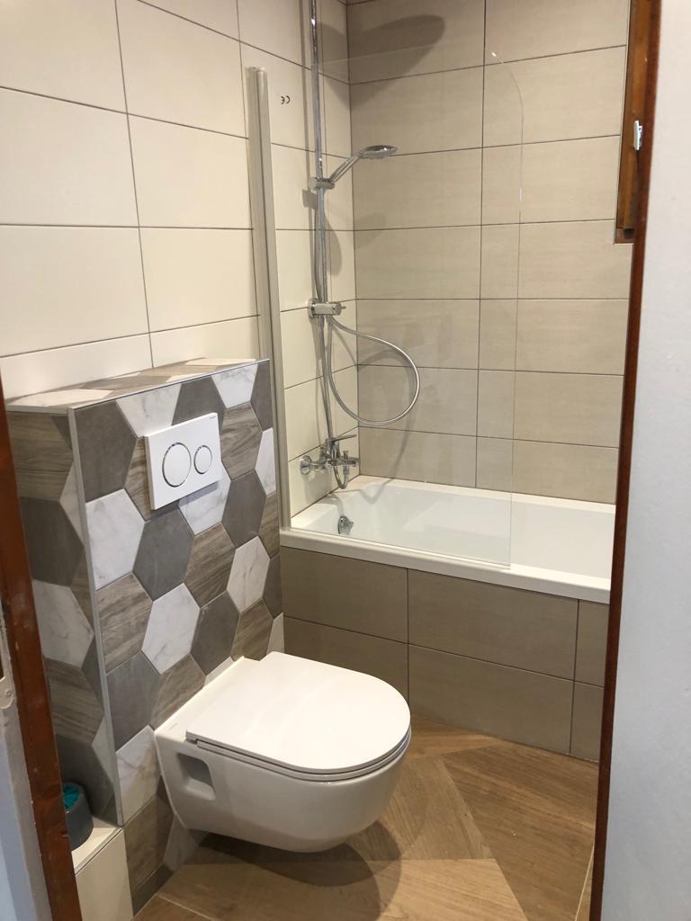 WC suspendu et baignoire dans salle de bain rénovée à Châtel avec carrelage moderne