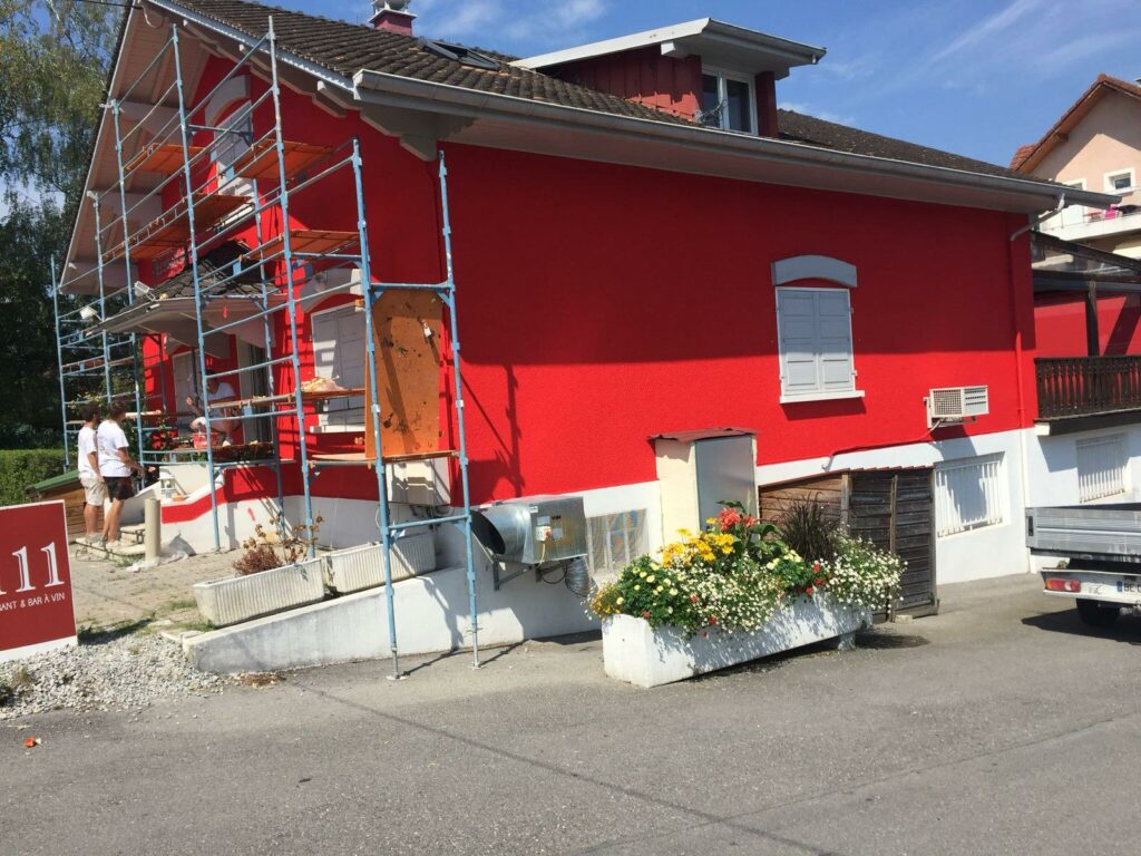 Équipements utilisés pour la rénovation de la façade à Douvaine