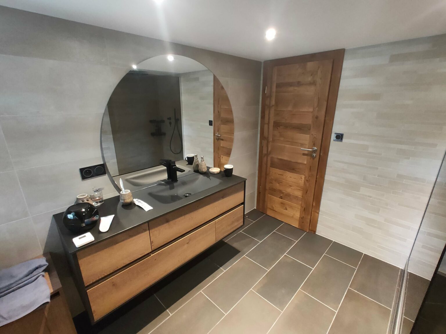 Détails de la salle de bain dans un chalet à Bons-en-Chablais