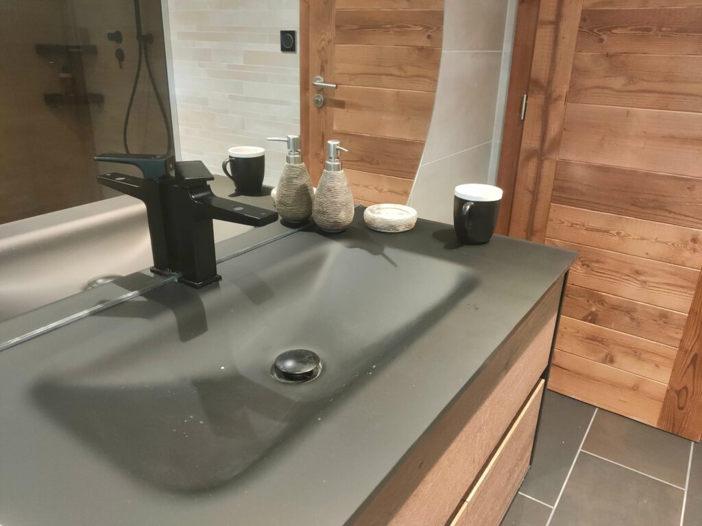 Pièce de vie rénovée dans un chalet à Bons-en-Chablais