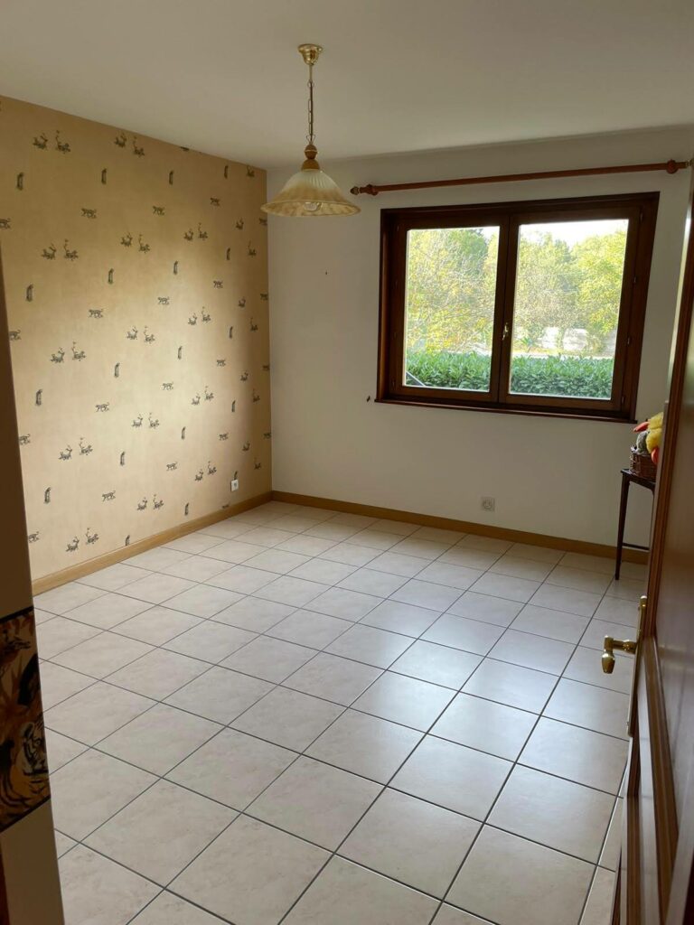chambre avant la rénovation à Ballaison
