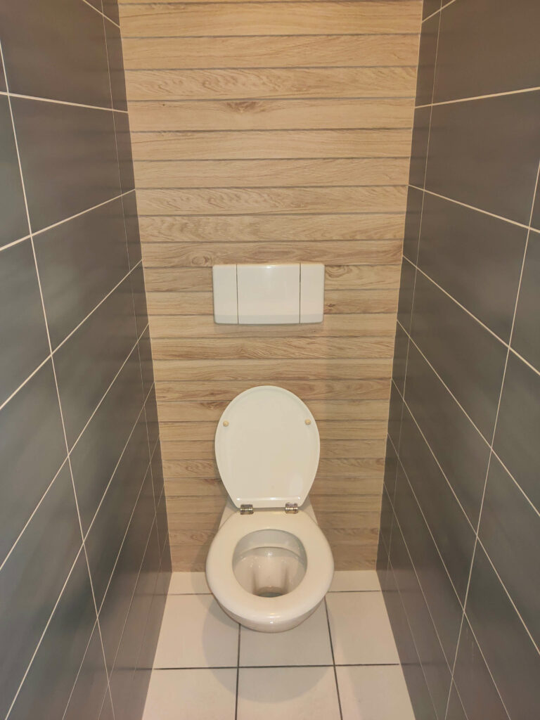 Sanitaires rénovés du restaurant à Douvaine