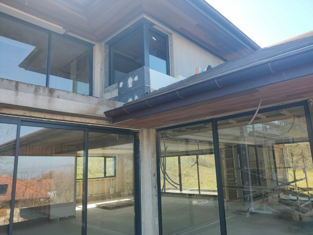 Vue d'une baie vitrée en cours d'installation à Douvaine