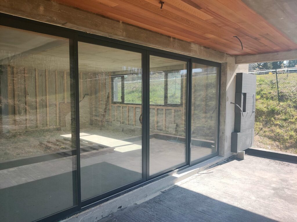 Vue rapprochée des fenêtres en aluminium à Douvaine