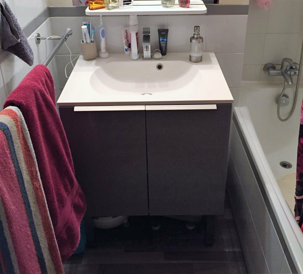 Salle de bains rénovée à Annemasse avec carrelage tendance