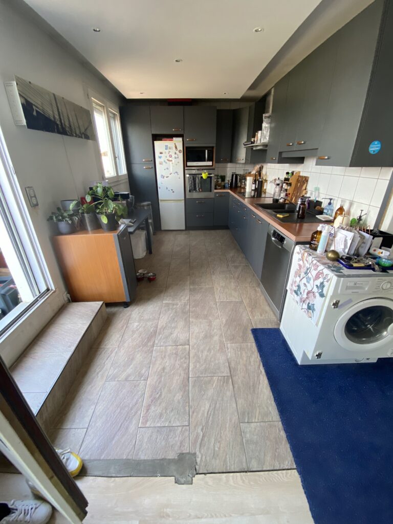 Rénovation d'un appartement à Annemasse, montrant des artisans au travail