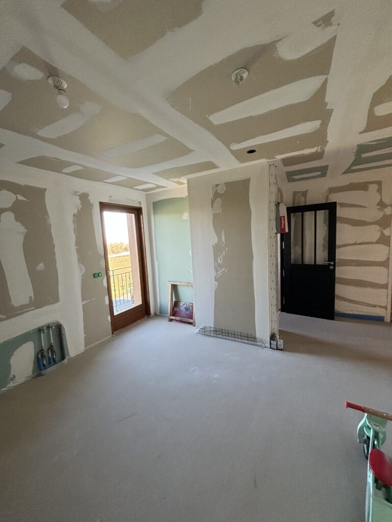 Chambre rénovée à Fessy avec une décoration moderne